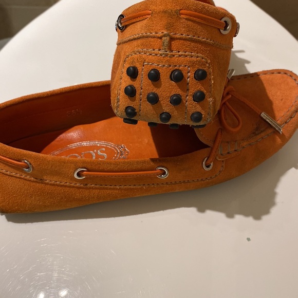 Always a favorite Tods Round Toe slip on. Good preowned condition - Picture 5 of 8